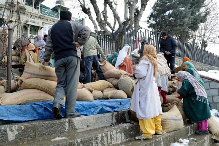 January- 04, 2014 SRINAGAR: kashmiri people buying rice from Ration depots  on the banks of Jhelum river in Srinagar after  heavy  snowfall in kashmir valley, on Saturday.  Photo/ Mohd Amin War